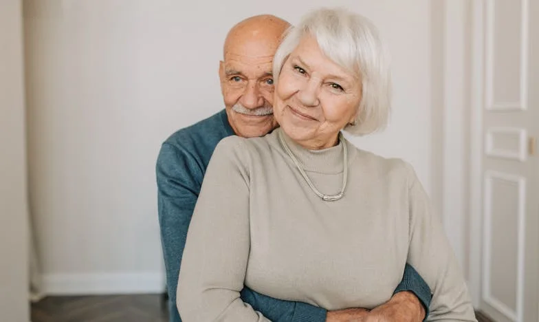 Cuando mi abuela de 75 años anunció que se casaba de nuevo, contuvimos la respiración, pero quién era la persona con la que se casó nos dejó sin palabras