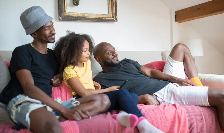 "Ahora mis padres quieren vivir con nosotros durante un año": Le pedí ayuda a mamá con el bebé